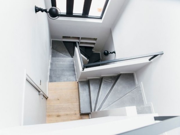 Un escalier en résine béton gris pour une touche industrielle