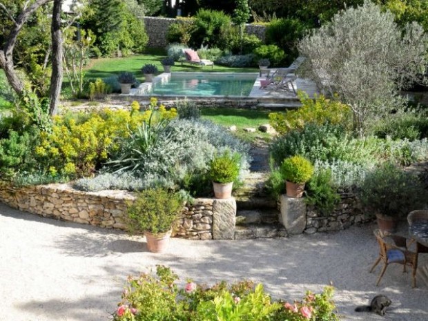 Une piscine minérale discrète dans le jardin