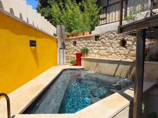 Petite piscine construite dans un espace très réduit, en Provence
