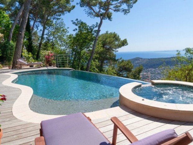 Piscine familiale de forme libre avec spa indépendant