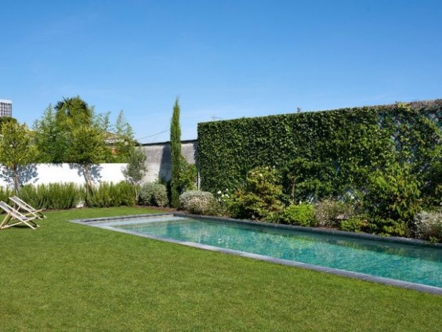 Piscine connectée en béton armé avec escalier