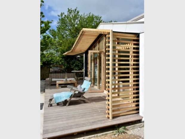 Une pergola en bois comme une vague sur la terrasse