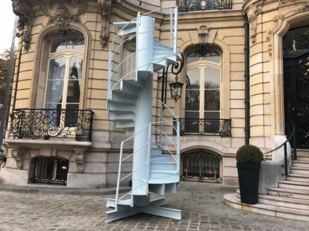Un morceau d'escalier de la Tour Eiffel en vente