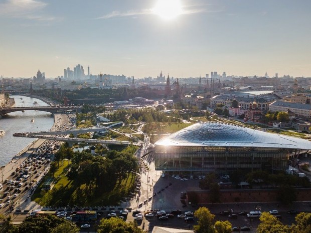 "Zaryadye" parc avec un complexe multifonction