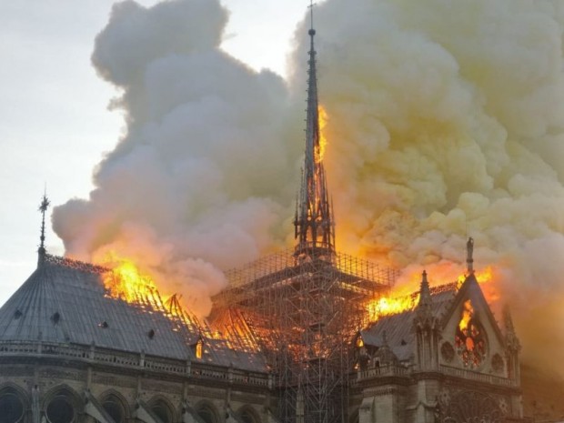 La Cathedrale De Paris En Feu - shoallow