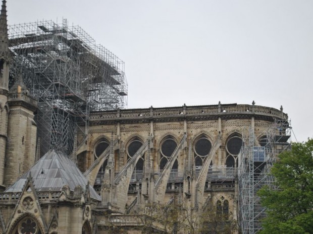 L'arrière de la cathédrale Notre-Dame au lendemain de l'incendie