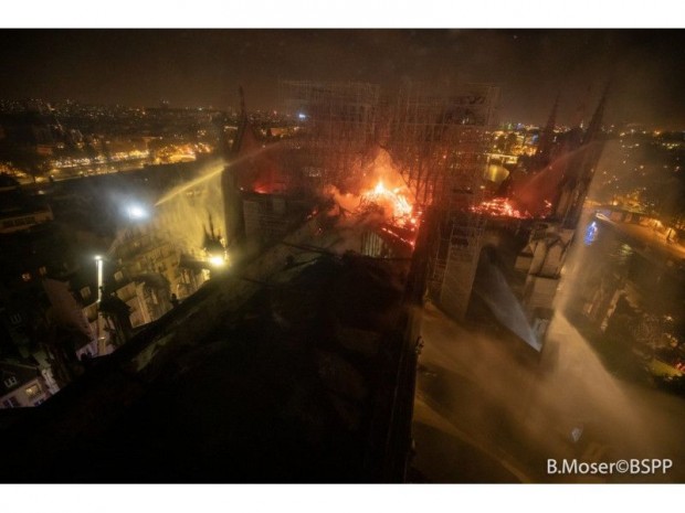 Intervention des pompiers à Notre-Dame de Paris