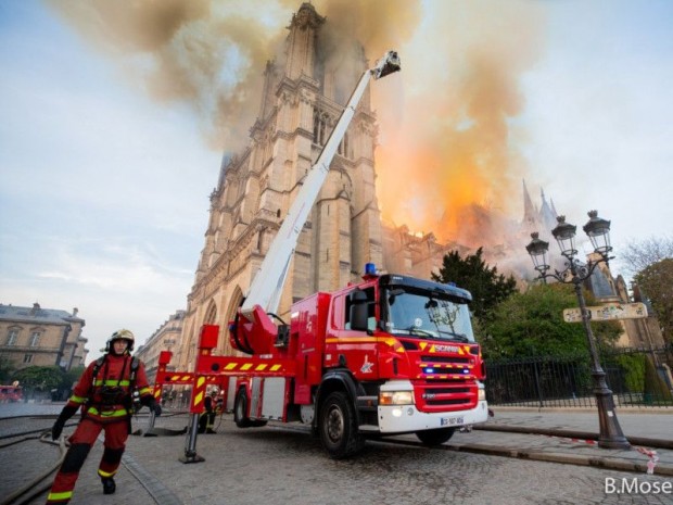 Intervention des pompiers à Notre-Dame de Paris