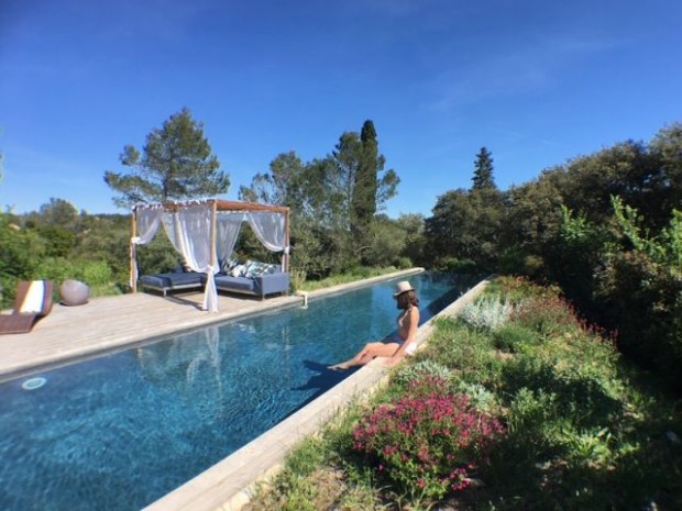 Une piscine de 20 mètres de long