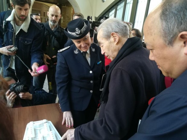 Robert Badinter au sein de la prison de la Santé, à Paris. 