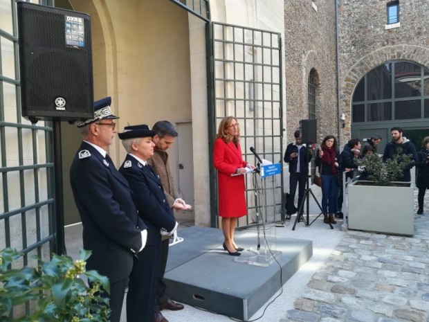 Nicole Belloubet dans la cour de la prison de la Santé. 