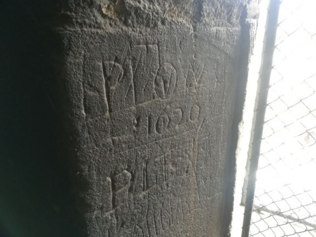 Des gravures de passants sur les murs de l'escalier de la tour Saint-Jacques