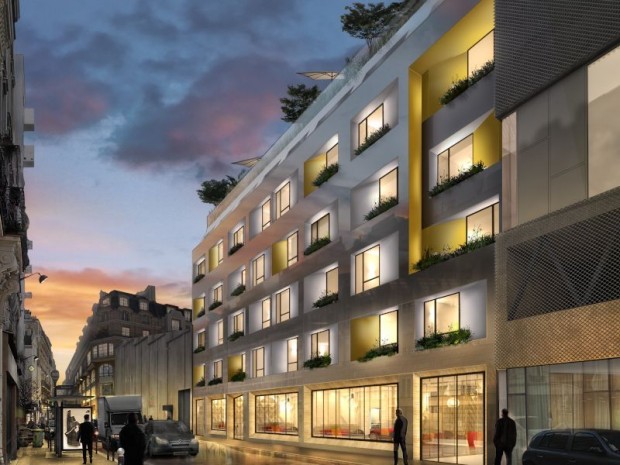 La future auberge de jeunesse Jo&Joe vue depuis la rue, en soirée