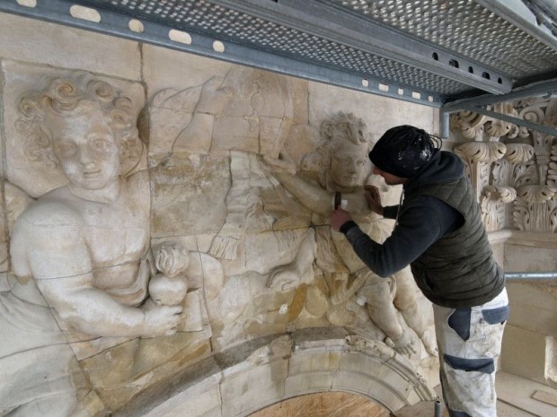 Restauration bas reliefs chapelle royale