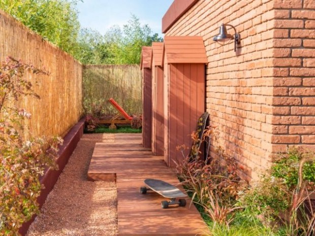 Une allée de jardin faite de lames de bois 