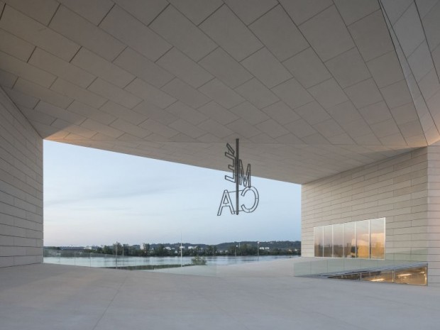 En dessous de l'arche de la Méca, à Bordeaux