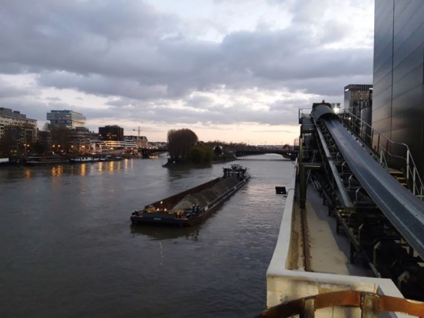 Barge fluviale pour l'évacuation de matériaux