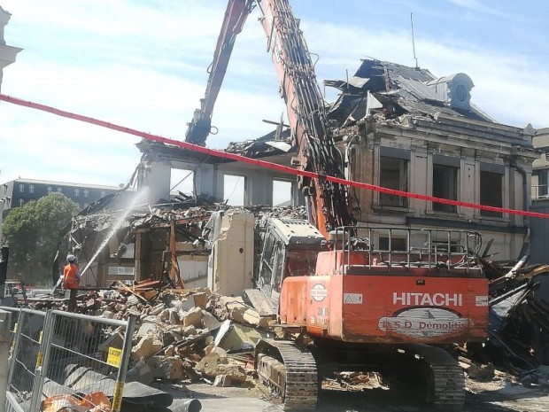 Chantier démolition poussière