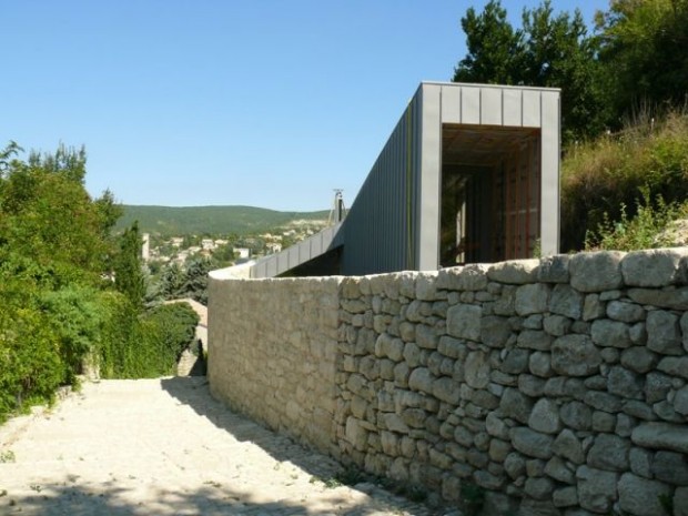 Un mur reconstruit pierre par pierre 