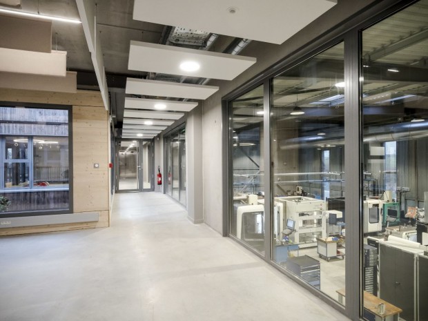 Un couloir avec vue de l'usine Aerem