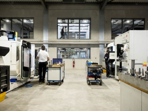 Vue du couloir depuis l'intérieur de l'usine Aerem