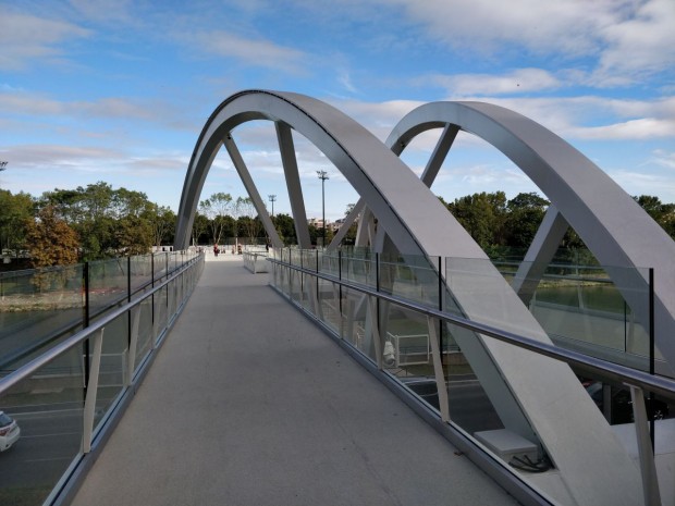 Une double arche pour protéger de la route et ouvrir sur la Seine.