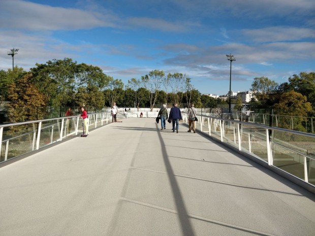 Une passerelle uniquement piétonnière pour accéder en toute sécurité à l'île de Puteaux. 