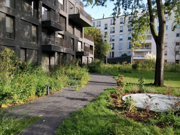 Dans le jardin, le revêtement du sol reprend celui de la façade. 