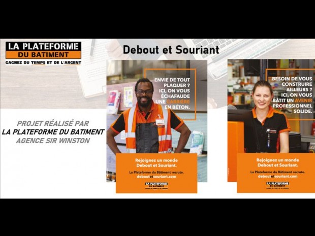 Debout et souriant - La plateforme du bâtiment + A