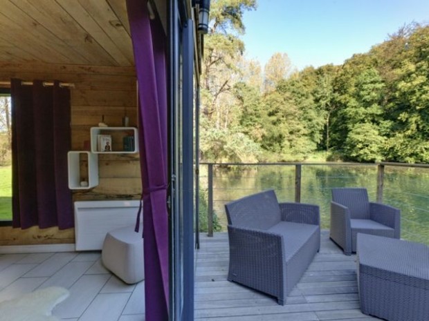 Une cabane qui semble flotter sur l'eau