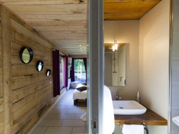 Une salle de bains confortable