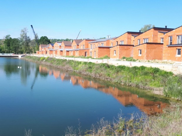 Les maisons de ville, en chantier.