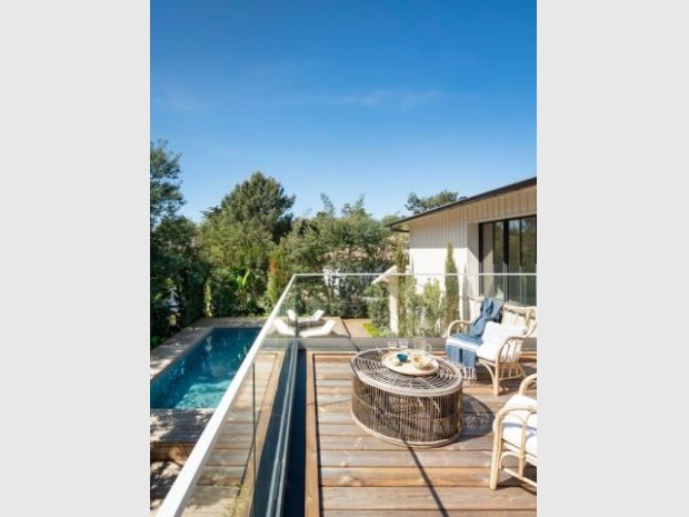 Une terrasse avec vue plongeante sur la piscine