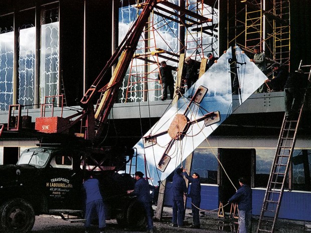 Orly, installation d'une glace de la Galerie