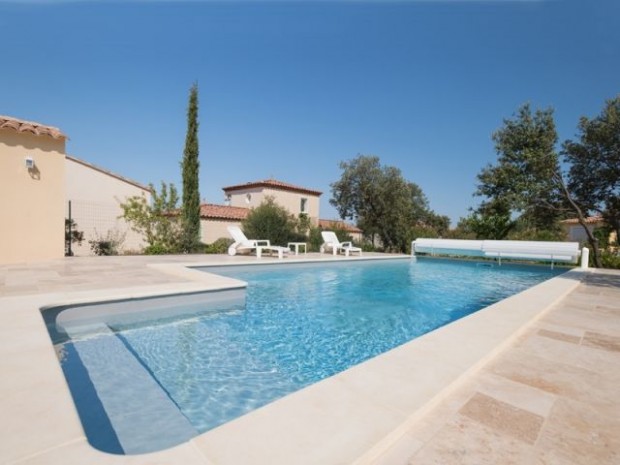 Une Piscine Familiale Sous Le Soleil Mediterraneen