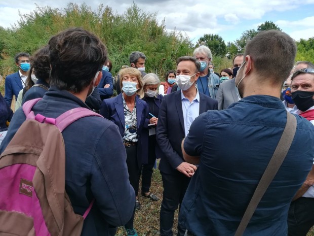 Visite de Stéphane Bern aux murs à pêches, août 2020