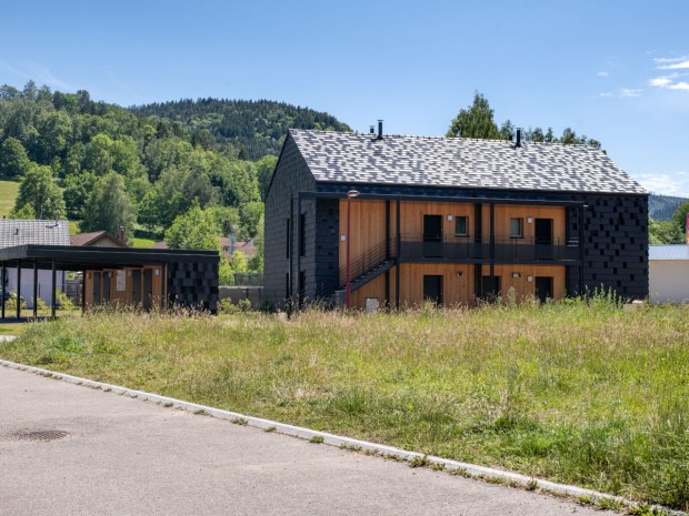 Des logements sociaux passifs construits en bois et paille.