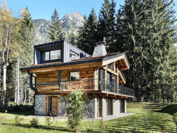 Un luxueux chalet habillé de bois, de pierre et de métal 