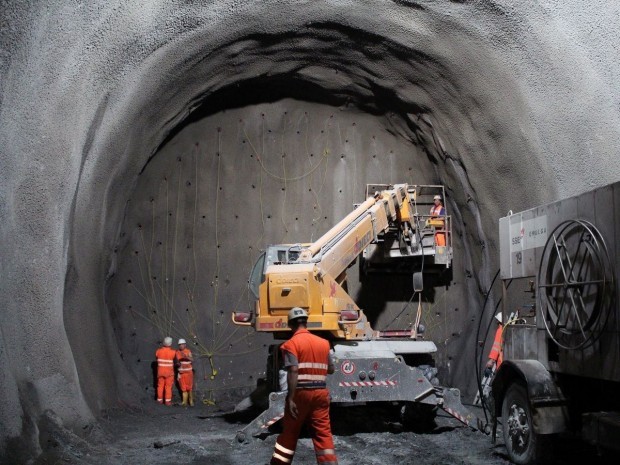 Construction tunnel