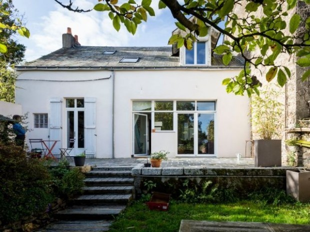 La façade a été recouverte d'un enduit à la chaux