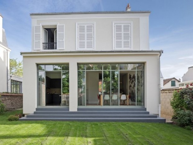 Une vue panoramique sur le jardin grâce à une double verrière