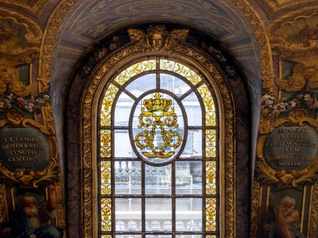 Vitraux-de-la-chapelle-royale-restaurés-vue-depuis