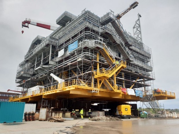 Assemblage de la sous-station du parc éolien en mer de Saint-Brieuc