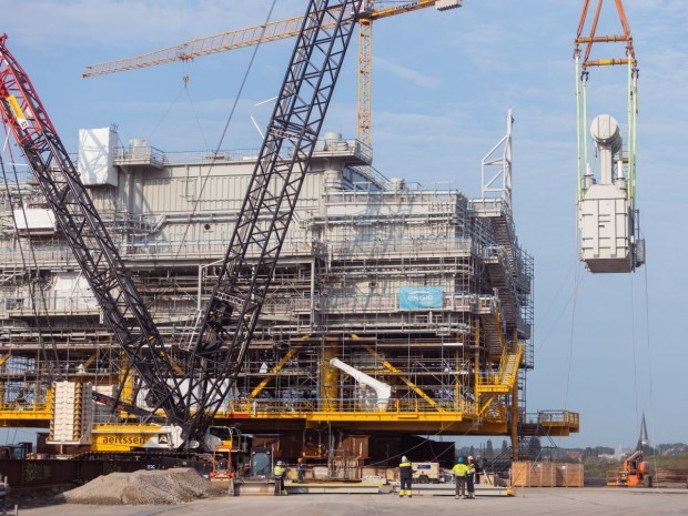 Assemblage de la sous-station du parc éolien en mer de Saint-Brieuc