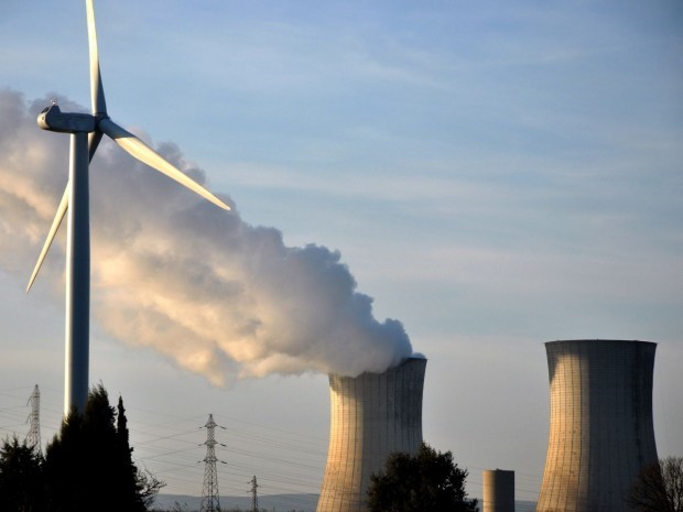 Centrale nucléaire et éolienne