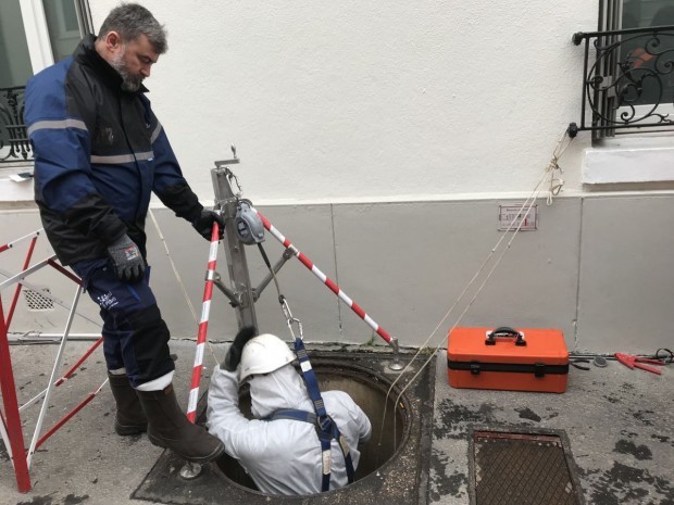 Des agents d'Eau de Paris installent un capteur 