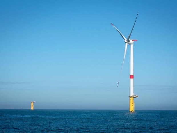 Première éolienne posée en mer Saint-Nazaire