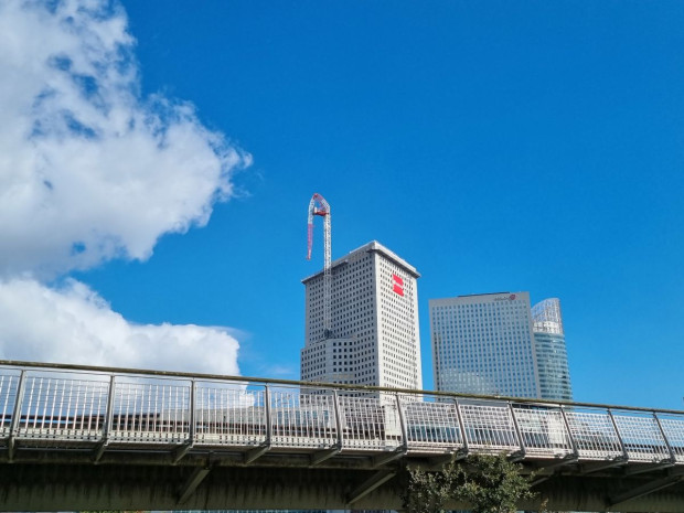 Une grue se plie et menace de s'effondrer &agrave; La ...