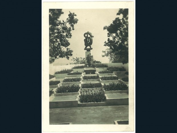 Sculpture de Jacques Lipchitz dans le jardin cubiste de Gabriel Guévrékian, Sculpture de Henri Laurens