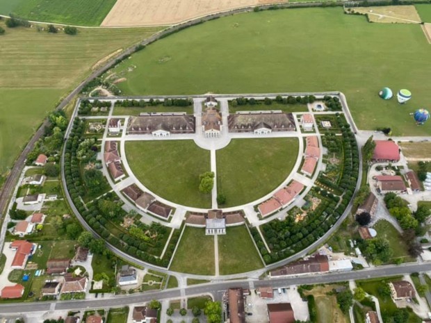 Saline royale Arc-et-Senans cercle immense